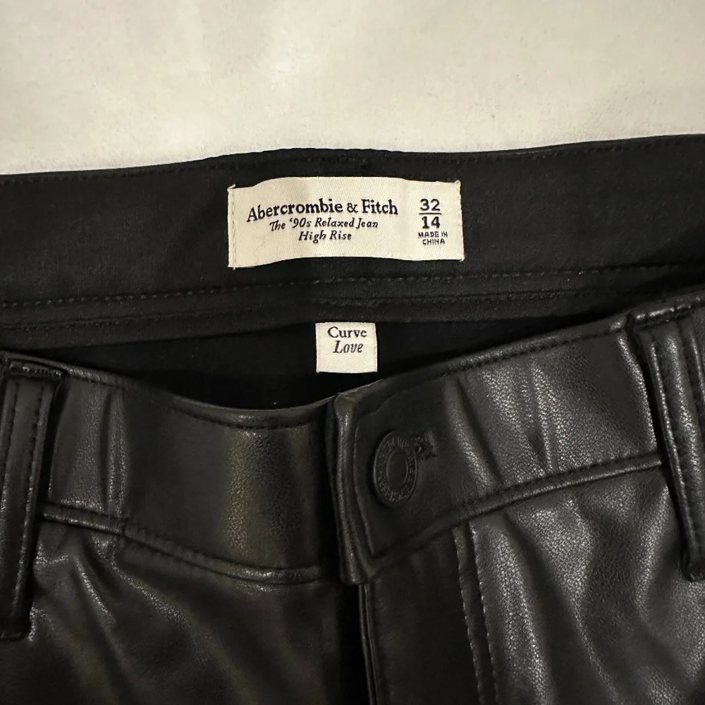 ABERCROMBIE & FITCH 90'S RELAXED VEGAN LEATHER CURVE LOVE PANTS 32 - Picture 7 of 9